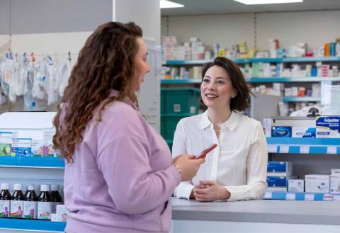 A woman speaking to a pharmacist about weight loss